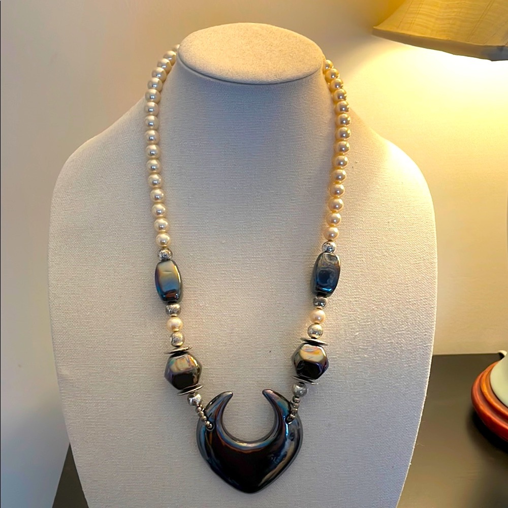 Vintage  Pearl and Black Pendant Necklace